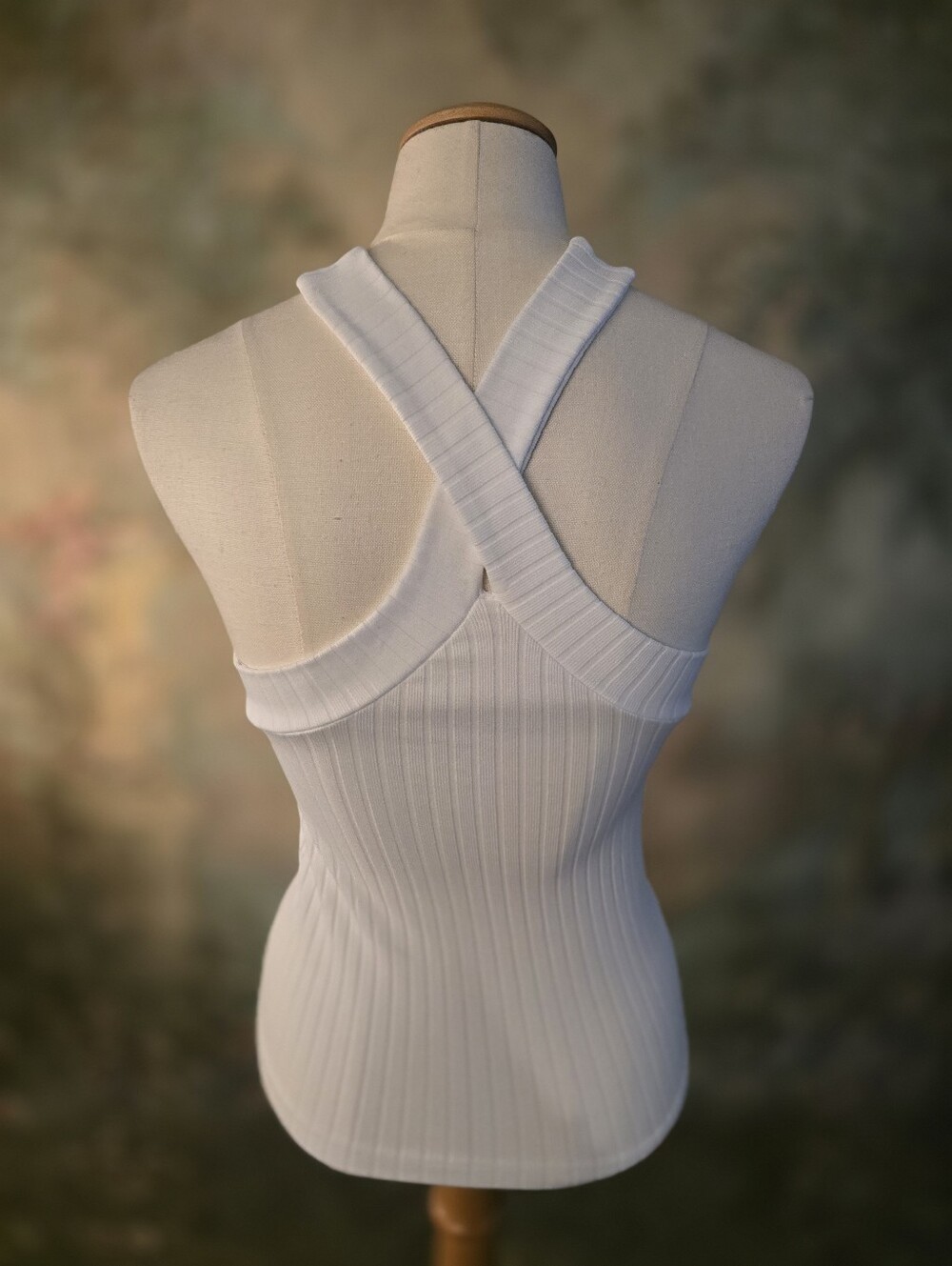 Dynamic Ribbed Halter Top With Crossed Front And Back Straps - Picture 6 of 10